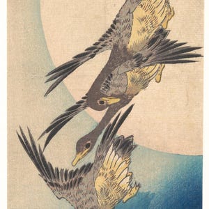 Pode incluir: Uma xilogravura japonesa apresentando dois gansos em voo contra uma lua grande e p&aacute;lida e nuvens azuis. As aves t&ecirc;m plumagem cinza-escura e amarela. Caligrafia japonesa e selos vermelhos s&atilde;o vis&iacute;veis no canto superior esquerdo e abaixo.