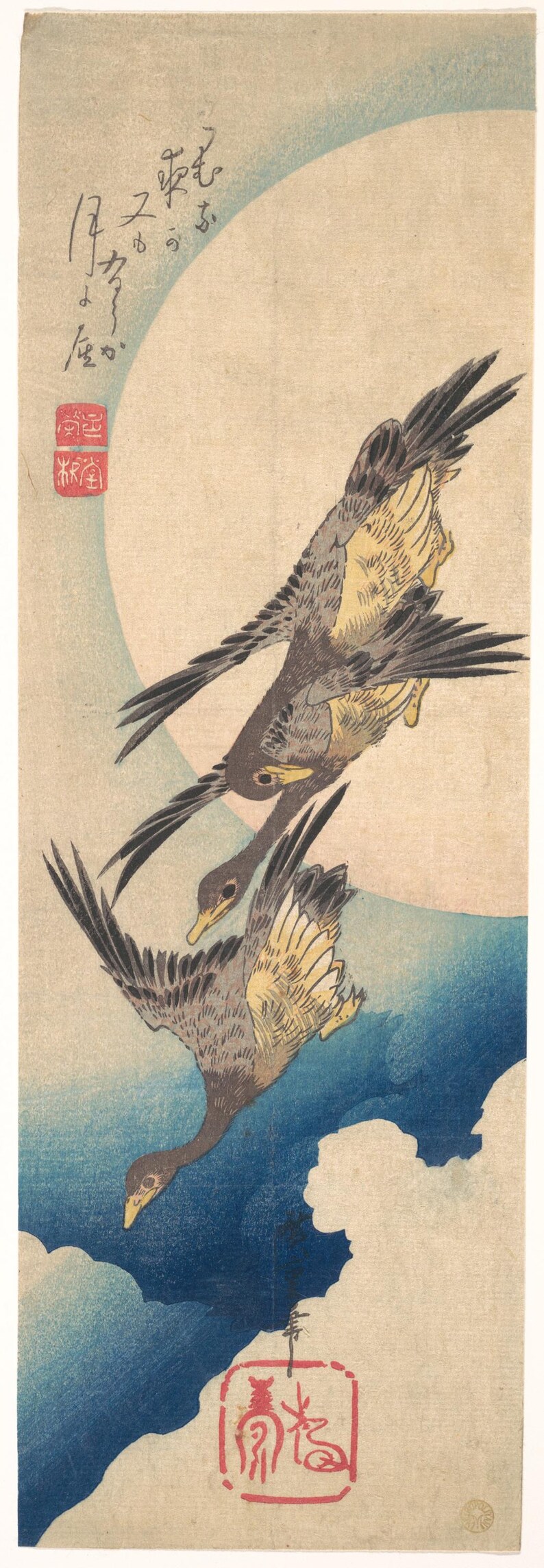 Pode incluir: Uma xilogravura japonesa apresentando dois gansos em voo contra uma lua grande e p&aacute;lida e nuvens azuis. As aves t&ecirc;m plumagem cinza-escura e amarela. Caligrafia japonesa e selos vermelhos s&atilde;o vis&iacute;veis no canto superior esquerdo e abaixo.