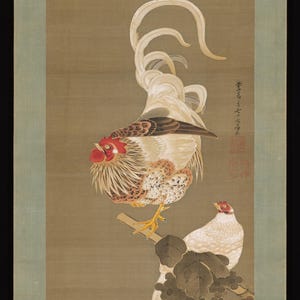 Puede incluir: Una pintura en rollo vertical sobre fondo marrón que muestra un gallo blanco con plumas de puntas marrones y cresta roja posado en una rama sobre una gallina blanca anidada entre hojas de parra verde oscuro y racimos de uvas oscuras.