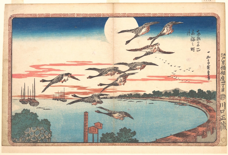 K&ouml;nnte beinhalten: Ein japanischer Holzschnitt, der eine Schar G&auml;nse zeigt, die in der D&auml;mmerung &uuml;ber eine Bucht fliegen. Die Szene umfasst einen gro&szlig;en wei&szlig;en Mond, einen blauen Himmel mit rosa Wolken, Segelboote auf dem Wasser und ein geschwungenes Ufer.