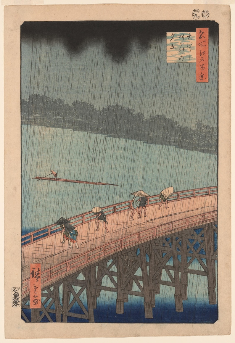 Peut inclure: Une estampe japonaise sur bois repr&eacute;sentant un pont en bois au-dessus d'une rivi&egrave;re sous une forte pluie. Plusieurs personnages traversent le pont avec des chapeaux coniques et des parapluies, tandis qu'un batelier navigue en bas.