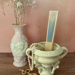 Vaso vintage com pedestal em formato de querubim | Vaso de cerâmica creme com alça dupla, peça de destaque em estilo cottagecore