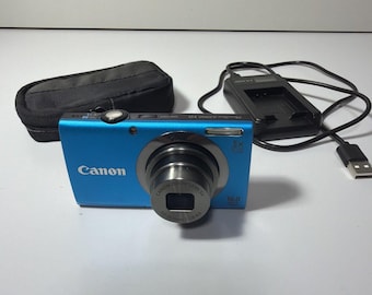 Cámara digital Canon PowerShot A4000 IS de 16,0 MP HD azul con estuche cargador de batería.