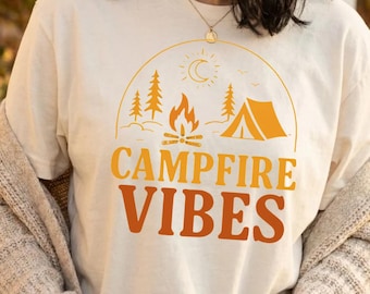 Imagen PNG con ambiente de fogata, diseño retro para sublimación de camping, diseño de camiseta con tienda de campaña y fogata, descarga digital para aventuras al aire libre, archivo para impresión bajo demanda de campistas.