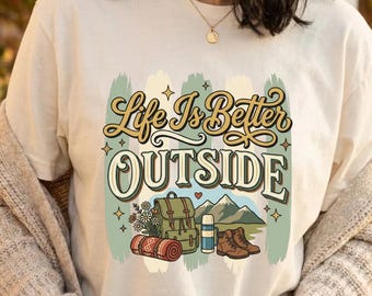 La vida es mejor al aire libre PNG, diseño retro de senderismo y acampada, sublimación de aventura en la montaña, camiseta para amantes de la naturaleza PNG, fondo transparente