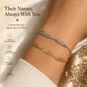 Puede incluir: Dos delicadas pulseras de cadena con placas de nombre personalizadas en letra cursiva. Una pulsera es de tono plateado con los nombres Daniel y Asher, mientras que la otra es de tono dorado con los nombres ella, kevin y shiloh, en una muñeca.