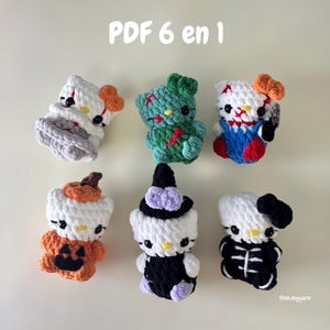 Peut inclure: Six figurines de chat au crochet avec le texte PDF 6 en 1. Les personnages incluent un clown, un monstre vert, un personnage avec un couteau, une citrouille, une sorcière et un squelette. Chaque figurine a des yeux noirs, un nez jaune et un nœud.