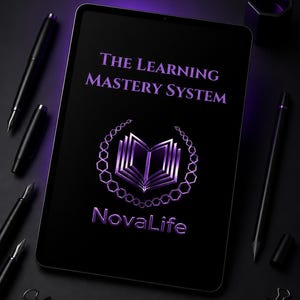 Peut inclure: Un écran de tablette noir affichant le texte violet THE LEARNING MASTERY SYSTEM au-dessus d'un graphique violet représentant un livre ouvert entouré d'une couronne de chaînes et le mot NovaLife, entouré de stylos plume et de pinces noires.