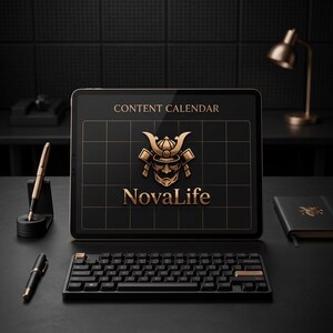 Pode incluir: Um tablet exibe um calendário de conteúdo com um logótipo de capacete de samurai dourado e o texto NovaLife. O conjunto inclui um teclado mecânico preto, duas canetas e um pequeno caderno numa secretária. As cores são preto e dourado.