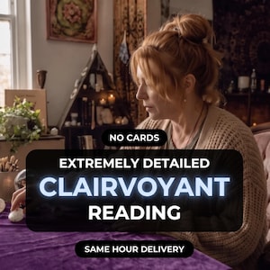 Pode incluir: Uma pessoa com cabelo ruivo preso num coque veste um cardigã bege. O texto sobreposto diz: NO CARDS, EXTREMELY DETAILED CLAIRVOYANT READING, SAME HOUR DELIVERY. A pessoa está posicionada atrás de uma superfície de tecido roxo com um pequeno objeto branco.