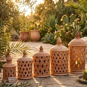 Handgemaakte Marokkaanse terracotta lantaarn – Ambachtelijke theelichthouder van klei – Decoratieve Marokkaanse verlichting