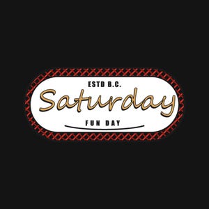 Könnte beinhalten: Ein ovales Grafikdesign mit einer weißen Mitte, das oben den Text ESTD B.C., in der Mitte das Wort Saturday in großer beiger Schreibschrift und unten den Text FUN DAY enthält. Der Rand besteht aus einem rot-schwarzen Gittermuster auf schwarzem Grund.