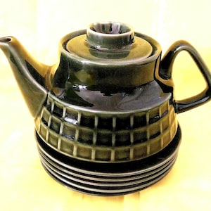 Set vintage Wedgwood composto da teiera e 5 piattini color verde cambriano / Ceramiche inglesi in gres, stile moderno di metà secolo, adatte sia al forno che alla tavola.