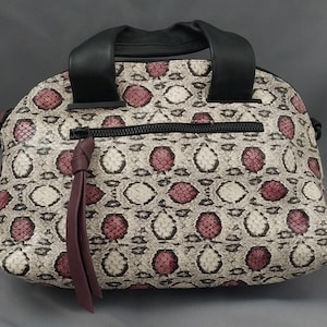 Daniella Lehavi Amadeus Satchel Bag | Exotische leren tas met pythonprint | Handgemaakte Israëlische designertas met bordeauxrode kwastjes