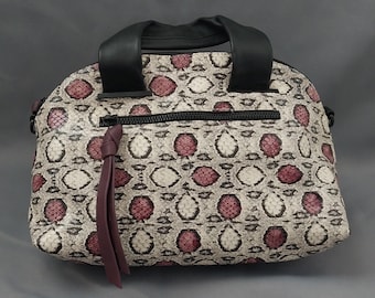 Daniella Lehavi Amadeus Satchel Bag | Exotische Tragetasche aus Leder mit Python-Schlangenmuster | Handgefertigte israelische Designer-Handtasche mit burgunderroten Quasten