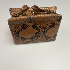 Auténtico bolso de mano vintage de piel de serpiente de los años 50 y 60, bolso de piel de pitón con asa superior, estilo retro de mediados de siglo, con cierre de beso y espejo compacto original.