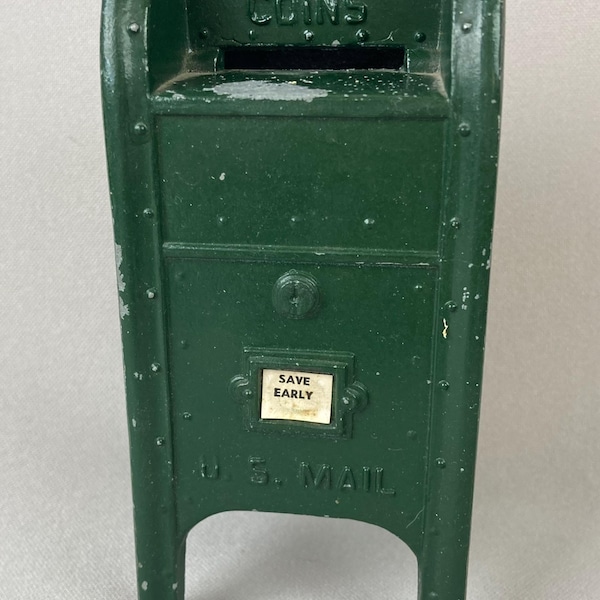 Alcancía vintage, Still Bank, buzón del Servicio Postal de EE. UU., pintura verde descascarillada, mide 5 1/2" de alto x 2 1/2", coleccionable.