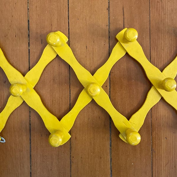 Perchero vintage, 13 ganchos, pintado de amarillo brillante, ganchos gruesos, recibidor, porche trasero, 24 cm de alto x 61 cm de largo, ajustable