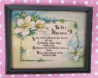 Puede incluir: Una impresión enmarcada con un diseño floral y un poema que dice "To My Mother. Way down deep in the heart of me A happy song sings endlessly, Because for me there's love so true Way down deep in the heart of you."