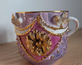 Taza victoriana antigua con bigote, taza de té Moriage ornamentada con joyas y protector de bigote, taza de porcelana lavanda vintage dorada, coleccionable.