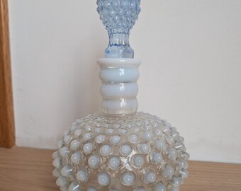 Frasco de perfume vintage Fenton francés opalescente con relieve de puntos azules / Decantador de tocador de vidrio de mediados de siglo, decoración para tocador, regalo coleccionable