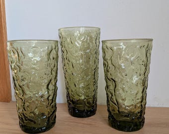 Juego de 3 vasos de vidrio verde oliva vintage - Vasos de agua con textura arrugada de mediados de siglo - Vasos para beber con textura de corteza MCM - Artículos de bar retro