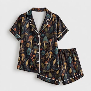Satin-Pyjama-Set mit Blumen- und Pilzmuster und verspieltem botanischem Waldmotiv für gemütliche Nachtwäsche und Loungewear im Cottagecore-Stil