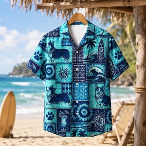 Camisa hawaiana azul de retazos con estampado de huellas de patas de palmeras tropicales y diseño de azulejos costeros para las vacaciones de verano.