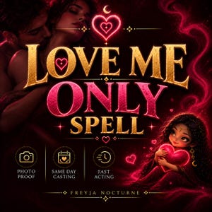 Könnte beinhalten: Eine digitale Grafik mit dem Text LOVE ME ONLY SPELL in goldener und rosa Schrift. Sie zeigt ein Paar im Hintergrund, eine kleine Figur, die ein leuchtendes rotes Herz hält, sowie Symbole für Fotobeweis, Casting am selben Tag und schnelle Wirkung.
