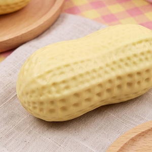 Giocattolo antistress morbido a forma di arachide, simpatico giocattolo sensoriale da scrivania a tema cibo, giocattolo kawaii da spremere, regalo per bambini, bomboniera per feste