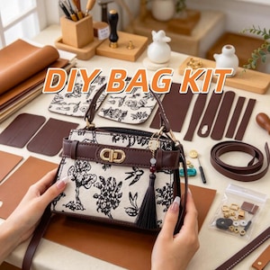 Peut inclure: Un kit de sac DIY comprenant un sac à main structuré avec un imprimé floral style encre noir et blanc, des garnitures en cuir marron foncé, un fermoir en métal doré et une breloque pompon noire. Le kit inclut des pièces en cuir prédécoupées.