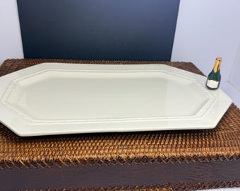 ノーラ・フレミング ピンストライプ 八角形サービングプラッター 18インチ x 11インチ ホワイトストーンウェア ワインボトルミニチャーム付き