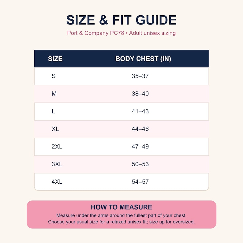 Może przedstawiać: Tabela rozmiar&oacute;w odzieży unisex dla dorosłych Port & Company PC78. Tabela zawiera rozmiary od S do 4XL wraz z odpowiadającymi im wymiarami klatki piersiowej w calach, w zakresie od 35 do 57. Zawiera instrukcje dotyczące sposobu pomiaru.