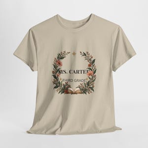 Camiseta personalizada con el nombre del profesor, diseño de corona floral, regalo por nivel de grado (personalizable) imagen 4