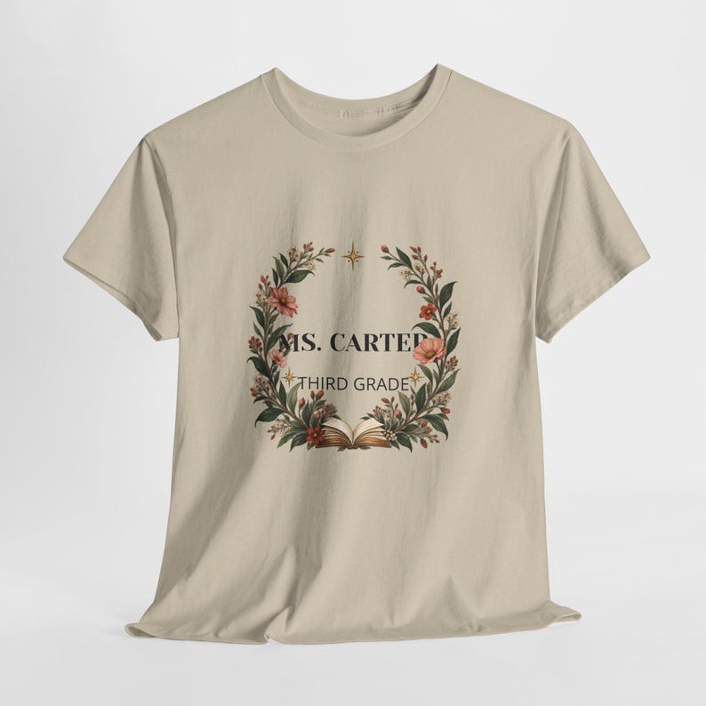Camiseta personalizada con el nombre del profesor, diseño de corona floral, regalo por nivel de grado (personalizable) imagen 4