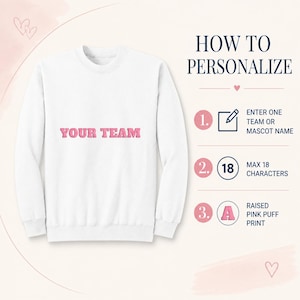 Może przedstawiać: Biała bluza z długim rękawem z r&oacute;żowym napisem YOUR TEAM na piersi. Obraz zawiera instrukcje: 1. Wpisz nazwę drużyny lub maskotki, 2. Maks. 18 znak&oacute;w, 3. Wypukły r&oacute;żowy nadruk. Tekst HOW TO PERSONALIZE znajduje się na g&oacute;rze.