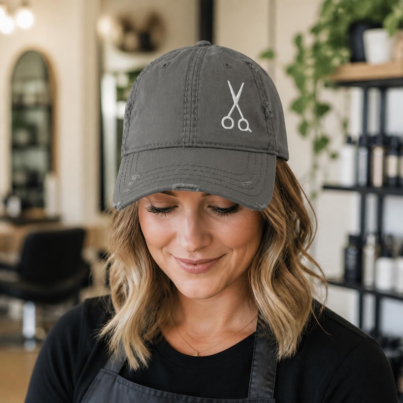 Peut inclure: Une casquette de baseball gris anthracite &agrave; l'aspect us&eacute;, orn&eacute;e d'une ic&ocirc;ne brod&eacute;e blanche repr&eacute;sentant une paire de ciseaux ouverts sur le panneau avant. La casquette pr&eacute;sente une calotte structur&eacute;e, une visi&egrave;re courb&eacute;e effiloch&eacute;e.