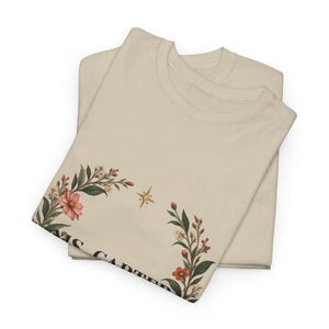 Camiseta personalizada con el nombre del profesor, diseño de corona floral, regalo por nivel de grado (personalizable) imagen 2