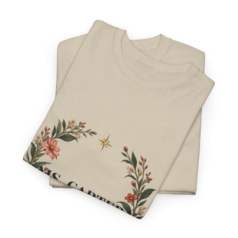 Camiseta personalizada con el nombre del profesor, diseño de corona floral, regalo por nivel de grado (personalizable) imagen 2