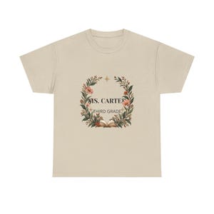 Camiseta personalizada con el nombre del profesor, diseño de corona floral, regalo por nivel de grado (personalizable) imagen 1