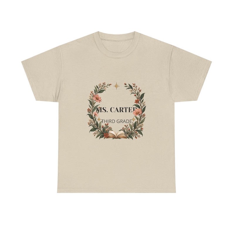 Camiseta personalizada con el nombre del profesor, diseño de corona floral, regalo por nivel de grado (personalizable) imagen 1