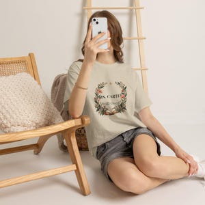 Camiseta personalizada con el nombre del profesor, diseño de corona floral, regalo por nivel de grado (personalizable) imagen 3