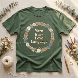 Camiseta "El hilo es mi lenguaje del amor", camiseta de ganchillo floral, regalo divertido para mujeres aficionadas al ganchillo, camiseta gráfica Cottagecore Comfort Colors. imagen 1