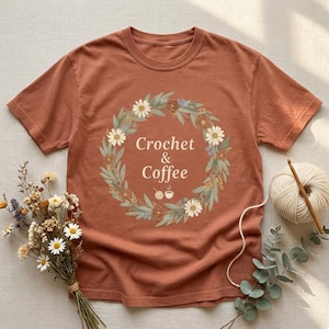 Camiseta con estampado floral de crochet y café, regalo para amantes del tejido estilo cottagecore, camiseta Comfort Colors. imagen 1