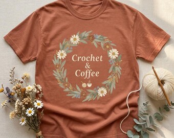 Camiseta con estampado floral de crochet y café, regalo para amantes del tejido estilo cottagecore, camiseta Comfort Colors.