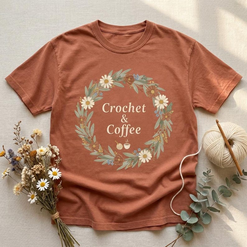 Camiseta con estampado floral de crochet y café, regalo para amantes del tejido estilo cottagecore, camiseta Comfort Colors. imagen 1