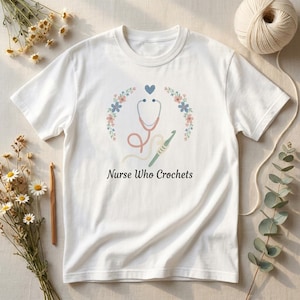 Camiseta de enfermera que teje a crochet, regalo divertido para enfermeras que tejen a crochet, camiseta Comfort Colors para amantes del hilo, camiseta para enfermeras creativas imagen 1