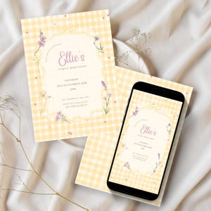 Può includere: Un biglietto d'invito rettangolare e uno smartphone che mostra un invito digitale abbinato. Entrambi presentano un motivo a quadretti vichy giallo e bianco, una cornice centrale color crema con accenti floreali e il testo Ellie's First Birthday.