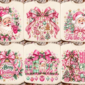 Puede incluir: Una colección de seis sudaderas de color crema con gráficos navideños festivos en tonos rosa, verde y blanco. Los diseños incluyen a Santa Claus, lazos grandes, adornos, árboles de Navidad y el texto Merry Christmas y Tis the Season.