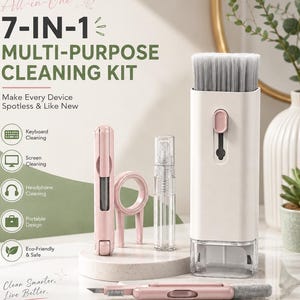 以下が含まれることがあります： 7-in-1多目的クリーニングキット。白いブラシハウジング、ピンクのマルチツール、円形のキーキャッププラー、透明なスプレーボトルが含まれています。画像には「7-IN-1 MULTI-PURPOSE CLEANING KIT」というテキストが記載されています。